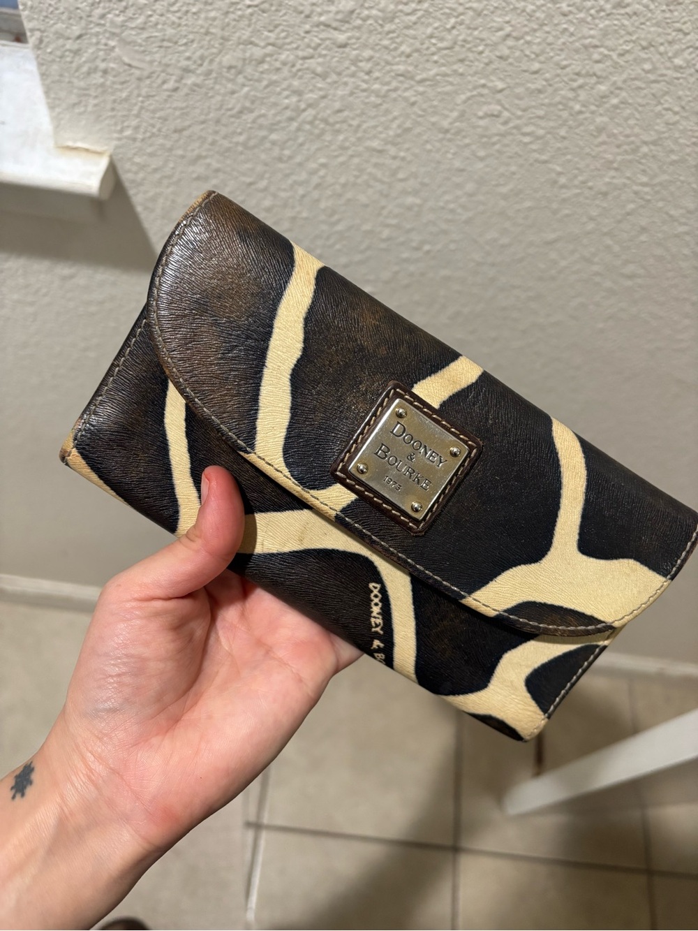 Dooney & Bourke Black and Cream Giraffe-Print Card Holder